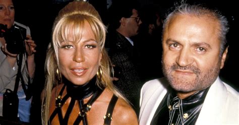 quien mato a versace|gianni versace y su pareja.